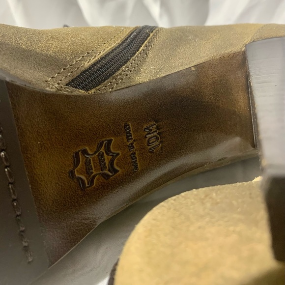 Donald J. Pliner leather heeled boots . - Picture 10 of 10